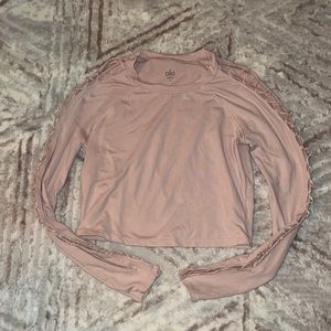 Alo yoga long sleeve crop top with sleeve detail
